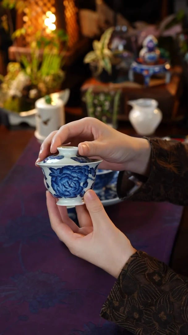 傲****馆青花玫瑰盖碗