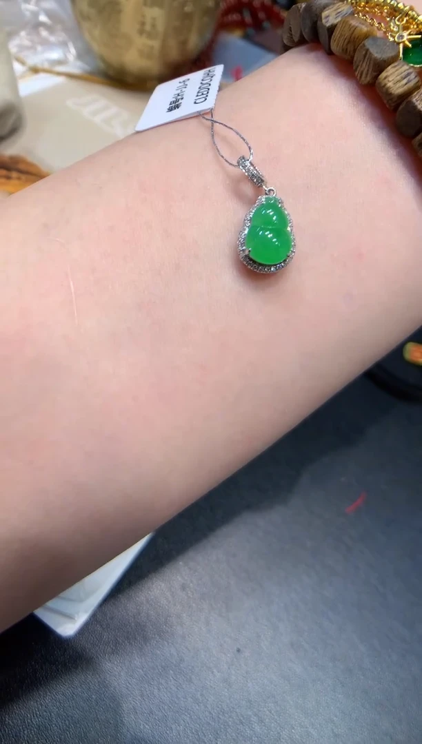 颈饰18K金镶嵌翡翠葫芦