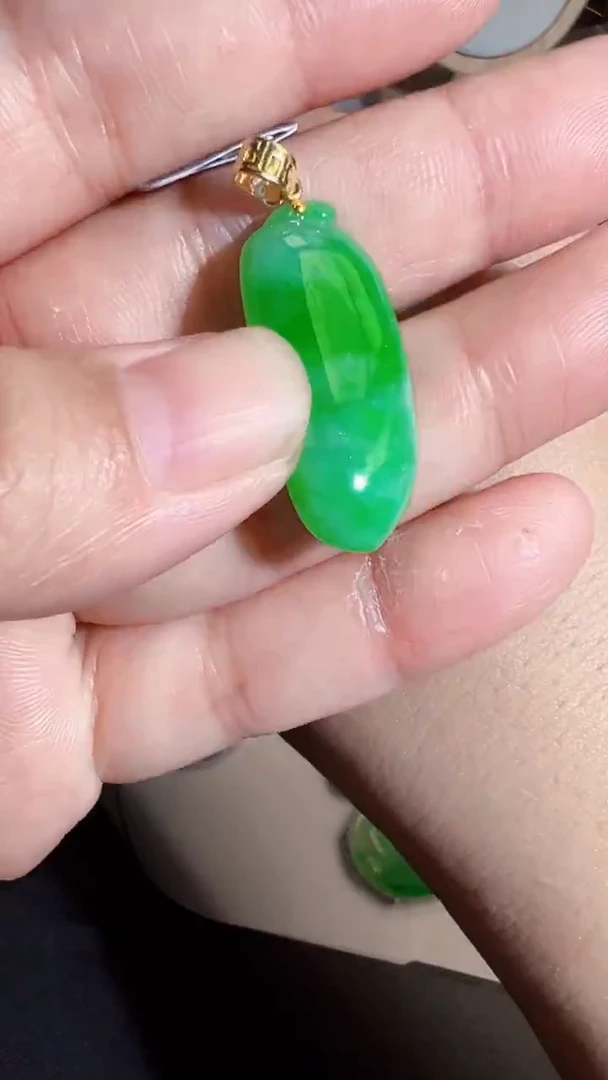 翡翠18K金镶嵌颈饰瓜