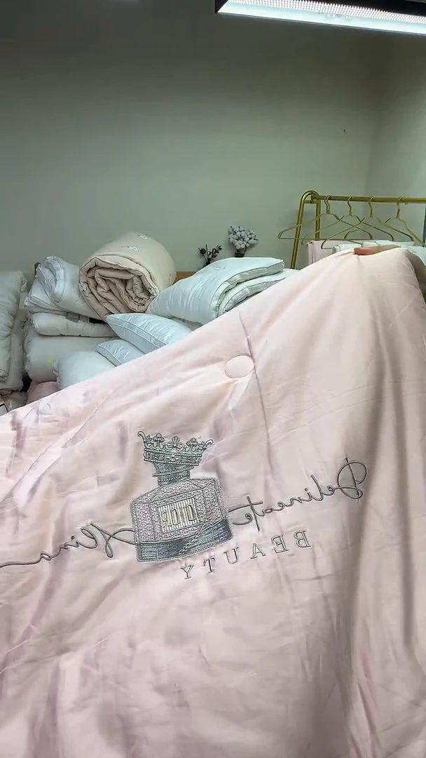 95%以上长绒棉绣花200*230 春秋被 粉色