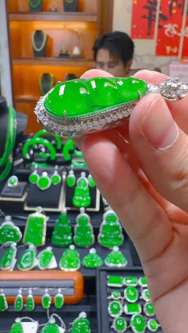 【闪购商品】翡翠吊坠(赠链)银S925镶嵌天然A货翡翠