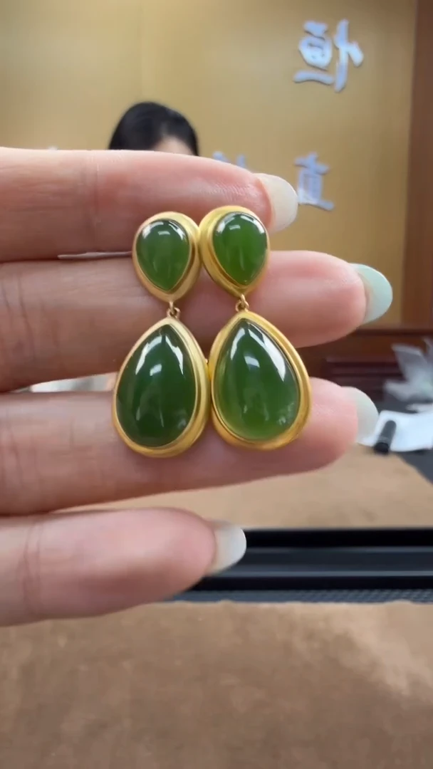 颈饰18K金镶嵌和田玉耳饰一对