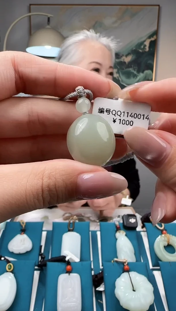 颈饰未镶嵌和田玉吊坠QQ
