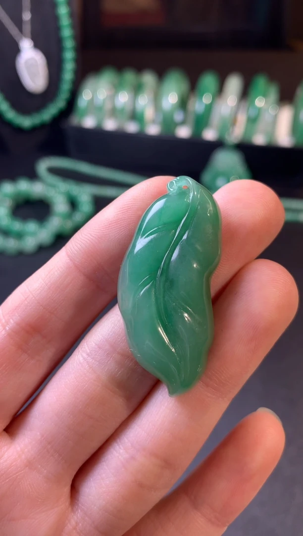 吊坠(不含链)未镶嵌石英质玉（非洲翠）随形金枝玉叶
