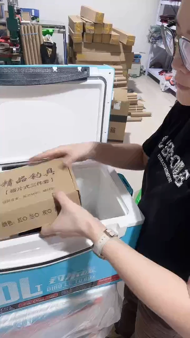 钓乐图  蓝色  钓箱一个  带三件套 拉饵盘