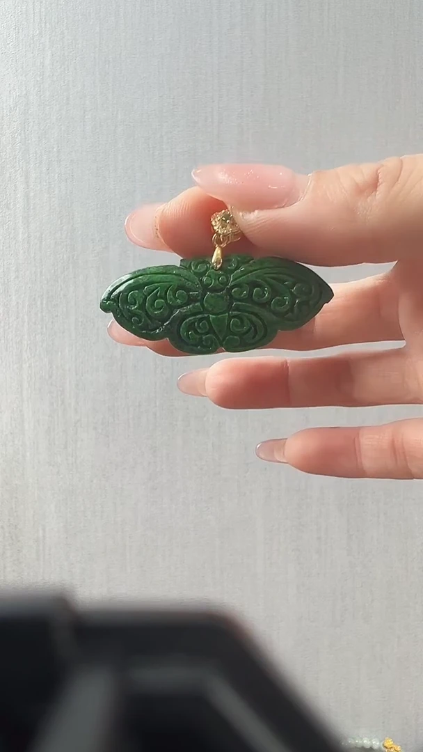 颈饰未镶嵌翡翠蝴蝶