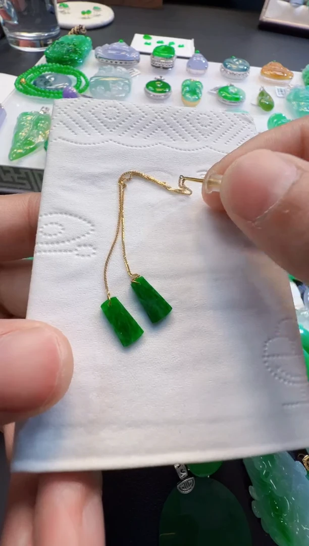 翡翠18K金镶嵌耳饰520元