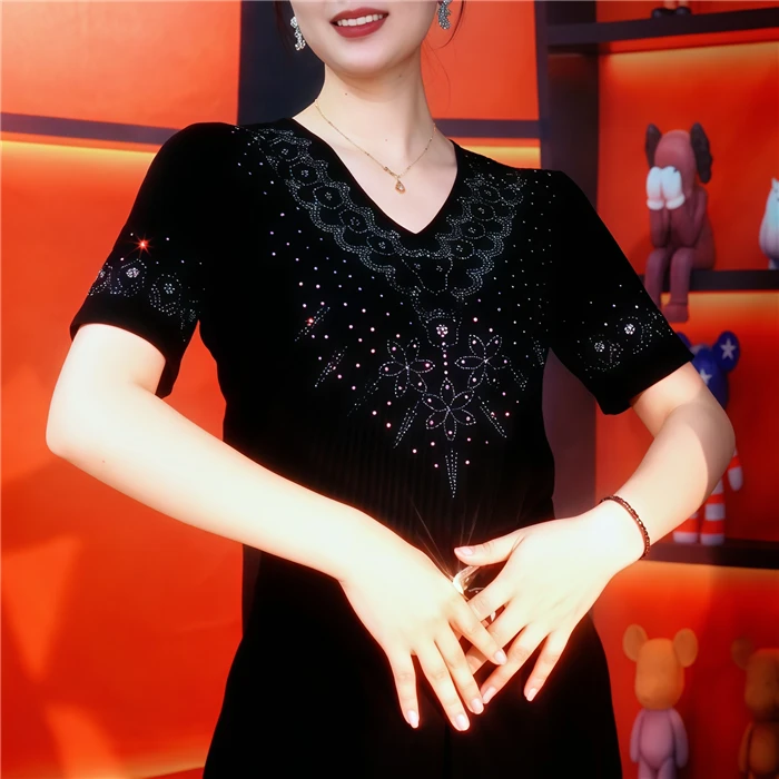 【流星花朵】V领新款夏季黑色百搭洋气时尚气质遮肉显瘦镶钻短袖t
