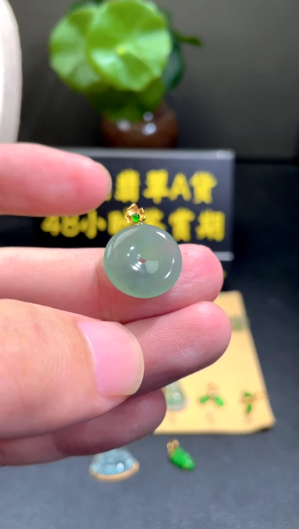 颈饰18K金镶嵌翡翠翡翠A货