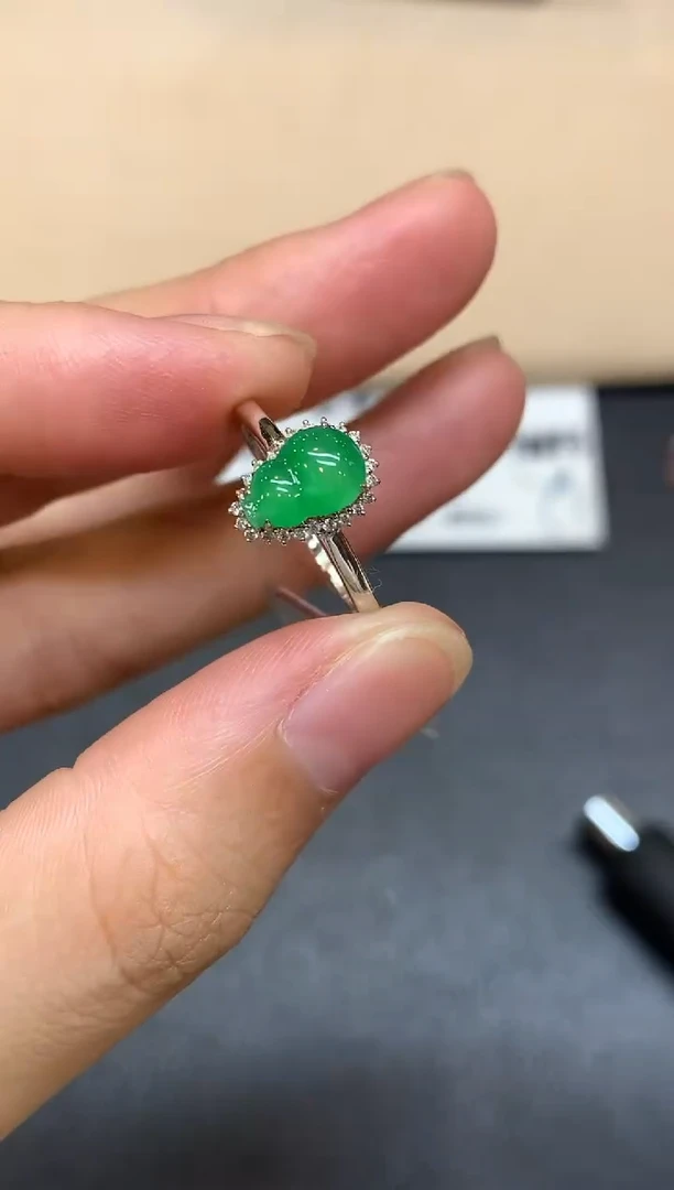 18K金镶嵌戒指翡翠葫芦【无服务费