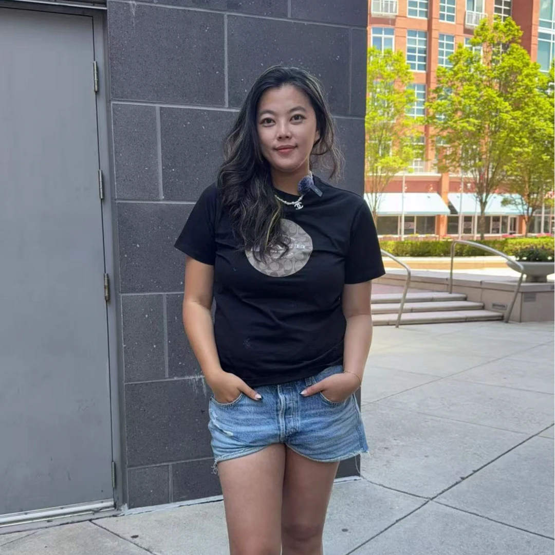 圆标LOGO的经典圆领T衫黑白两色