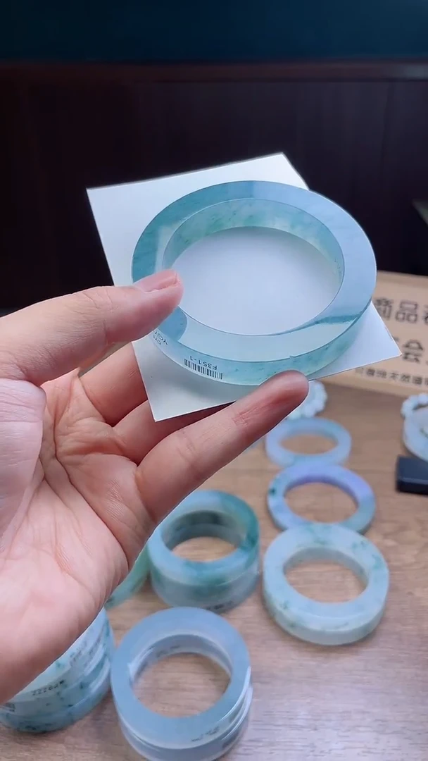 定制翡翠手镯未镶嵌好*妹定制