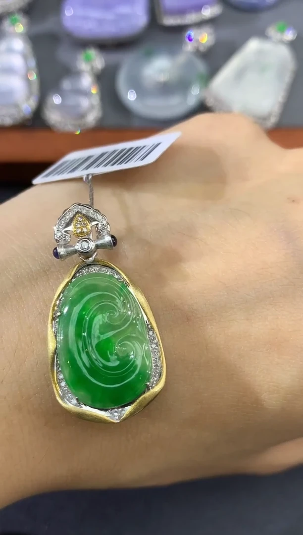 吊坠(不含链)18K金镶嵌翡翠A44多样性发其一