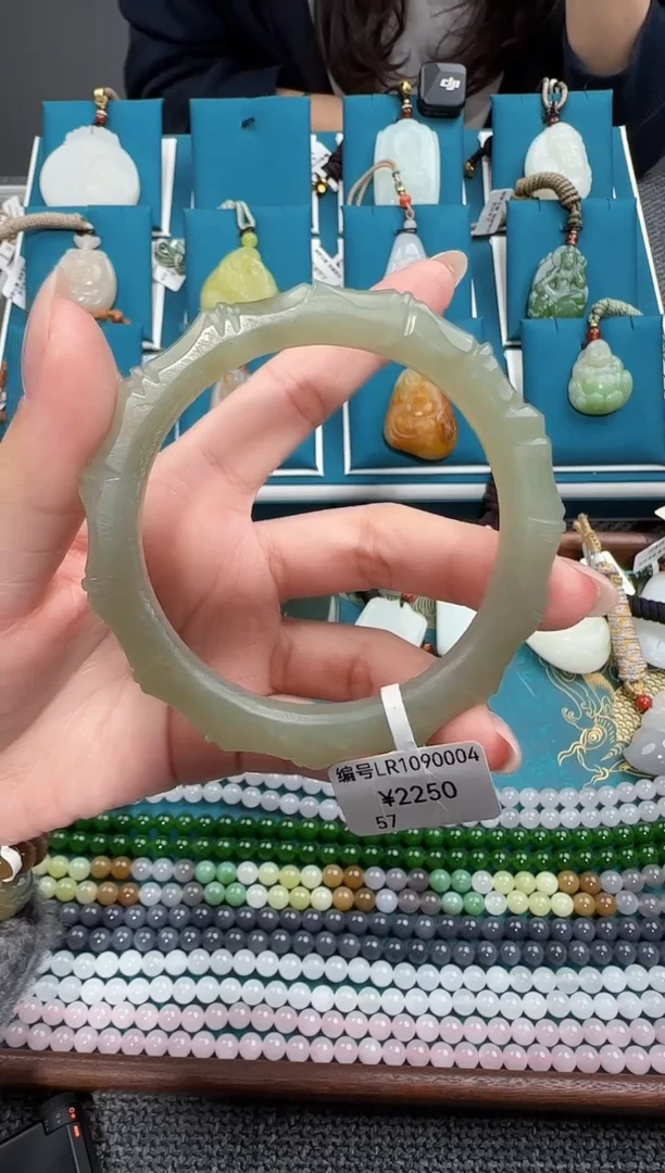 未镶嵌手镯和田玉57 LR