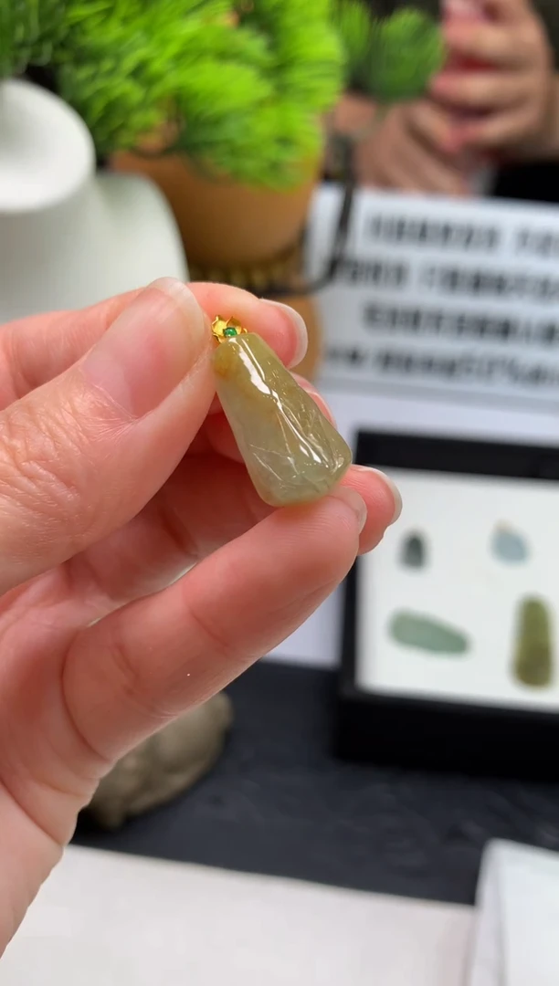 颈饰18K金镶嵌翡翠柒*念---124090