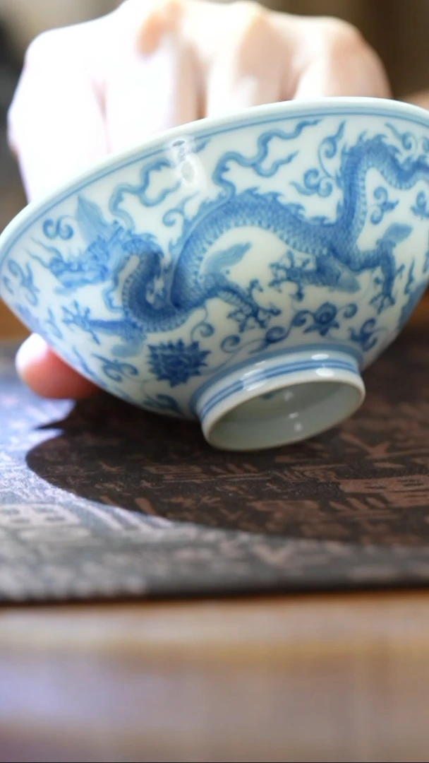 望月怀古青花龙纹杯