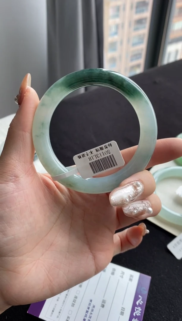 【闪购商品】翡翠手镯未镶嵌56.6圈飘蓝花~不退不换