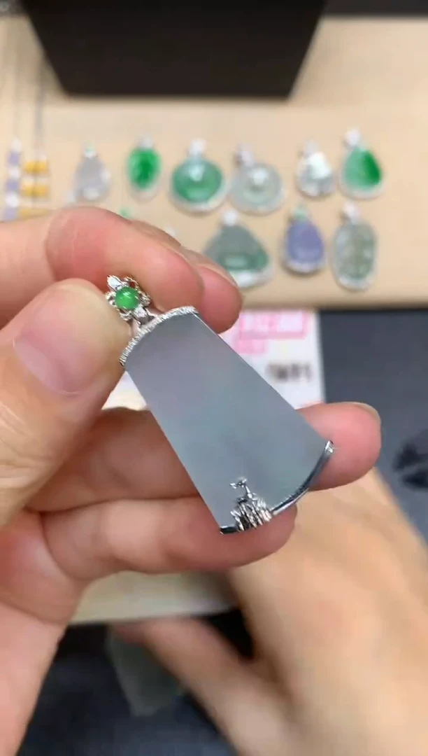 颈饰18K金镶嵌翡翠无事牌【无服务费【48小时鉴赏期】