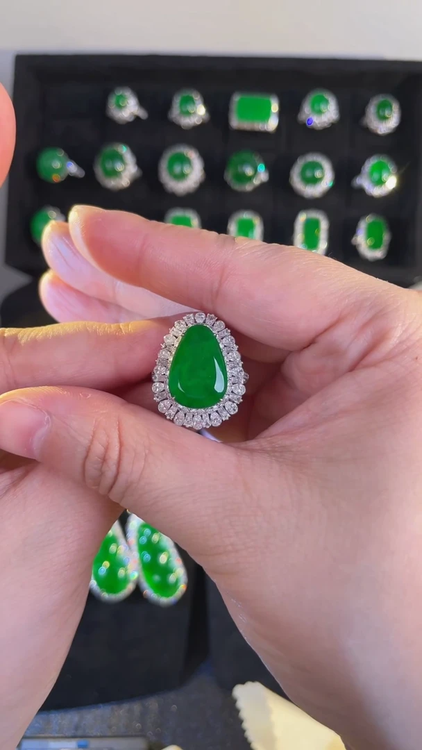 翡翠18K金镶嵌颈饰阳绿戒指