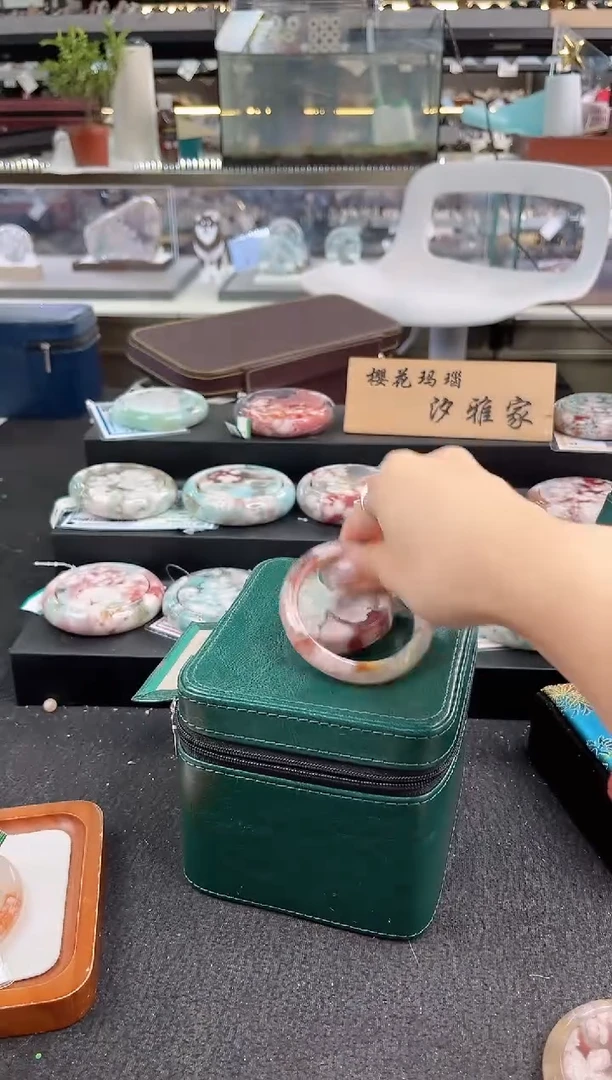 未镶嵌手镯石英质玉六*六圈口（赠品镯心）
