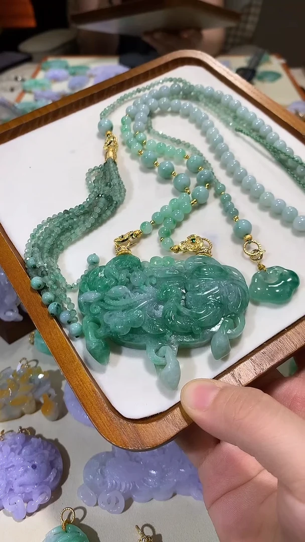 颈饰未镶嵌翡翠吊坠