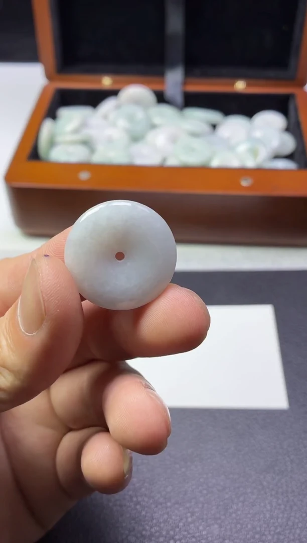 翡翠未镶嵌颈饰指***沙平安扣