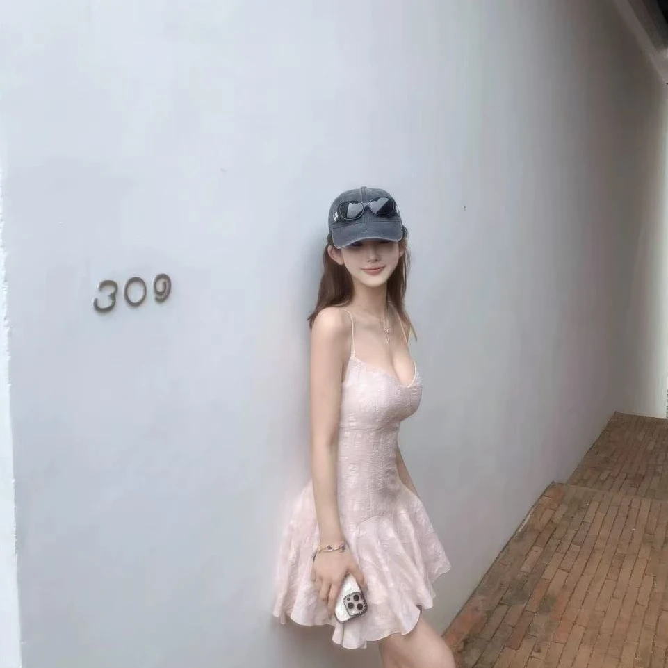 法式粉色吊带连衣裙女夏季少女感气质收腰显瘦纯欲性感露背蓬蓬裙