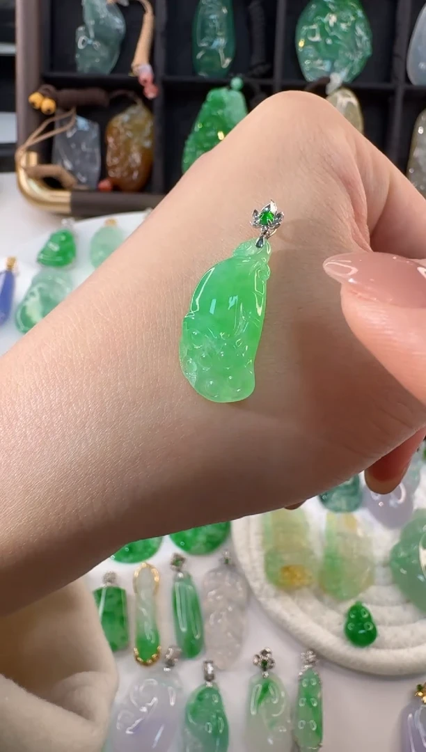 颈饰18K金镶嵌翡翠缅甸A货翡翠