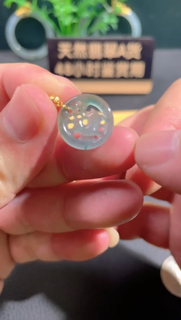 翡翠18K金镶嵌颈饰翡翠