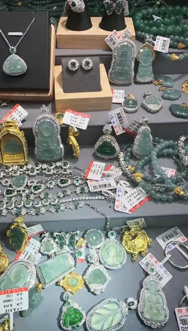 【闪购商品】翡翠吊坠(赠链)未镶嵌翡翠A货源头工厂带证书发