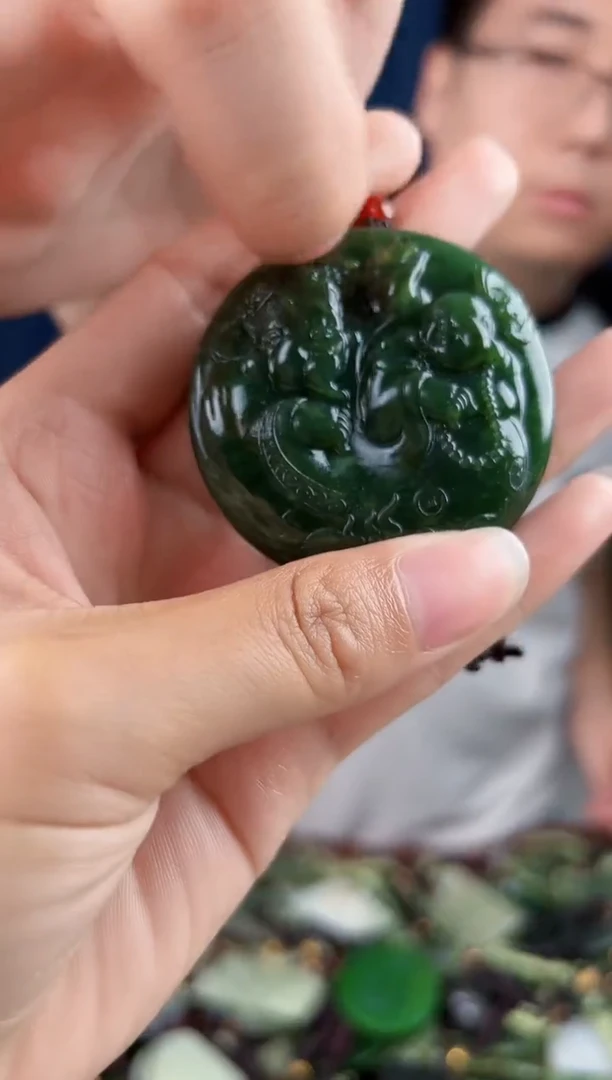 未镶嵌和田玉挂件拍一发一 有瑕疵