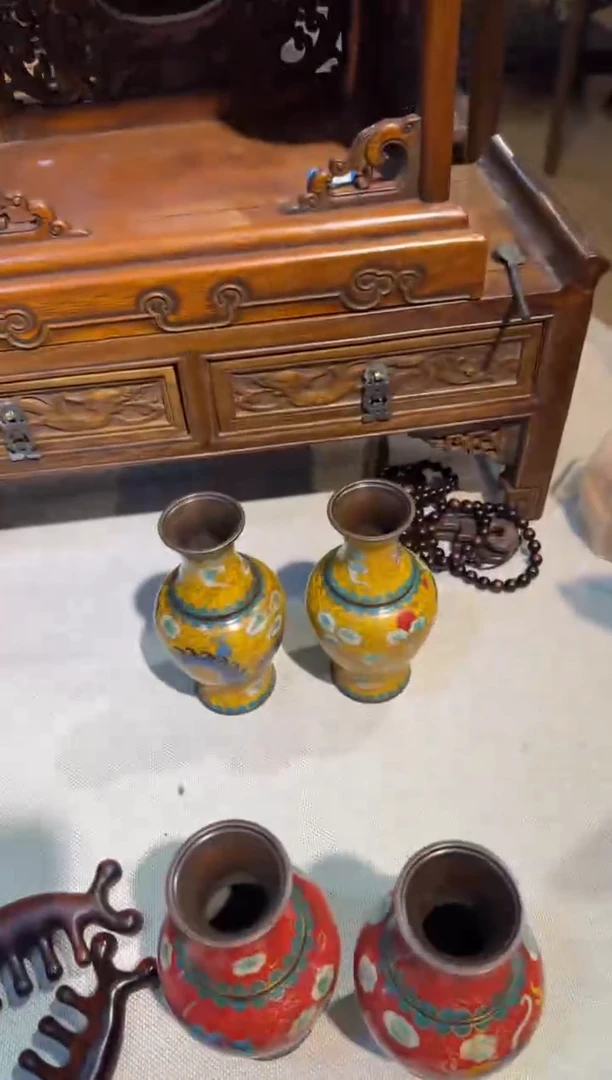 花梨木类一对黄色    花瓶  工艺品