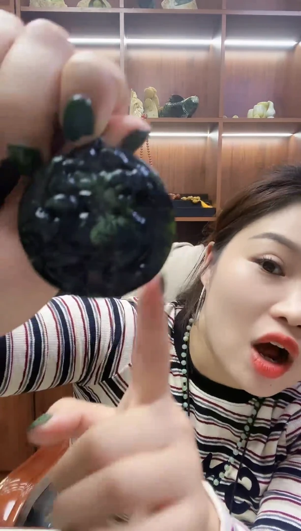 未镶嵌蛇纹石玉吊坠