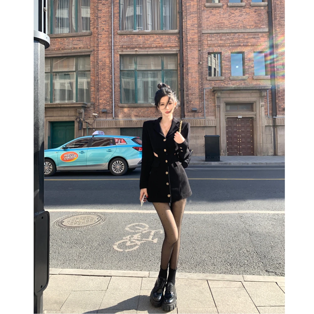 辣妹V领镂空露腰垫肩灯芯绒连衣裙秋冬时尚气质收腰毛呢短裤套装