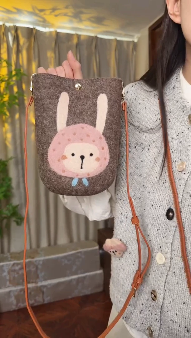 羊毛非遗羊毛毡包 手机包兔子