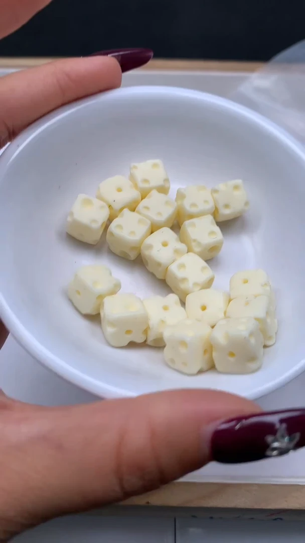 菩提散珠E851牙牙 果 奶酪方块9*9mm5个6.8元