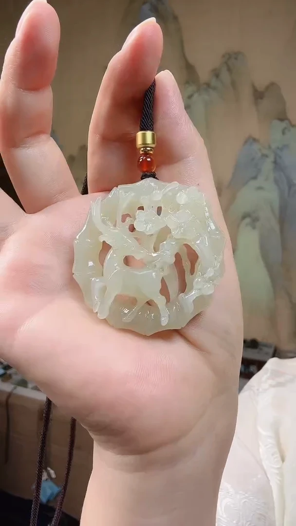 和田玉未镶嵌颈饰.