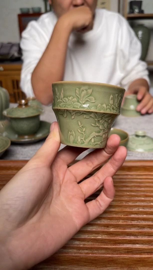 陶瓷橄榄绿折腰玉兰杯 微瑕