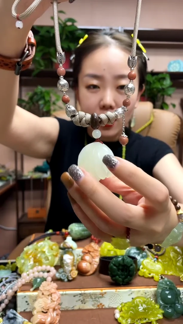 未镶嵌岫玉颈饰·