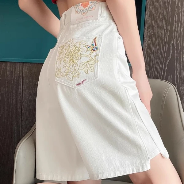 白色刺绣5分牛仔短裤女2025夏季侧边开叉国风绣花米白色五分裤子