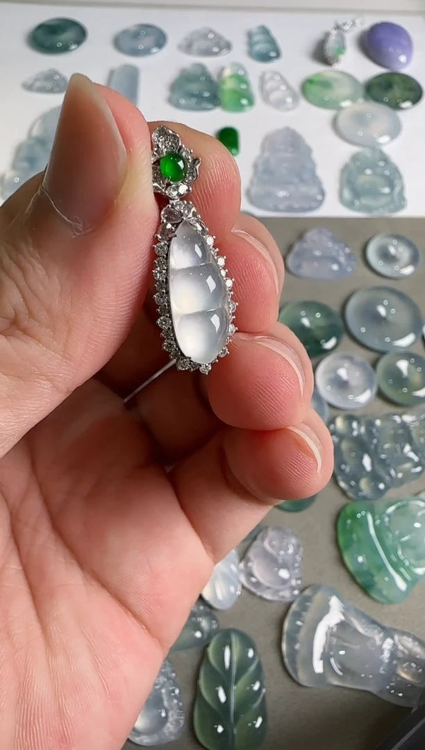 吊坠(不含链)18K金镶嵌翡翠.