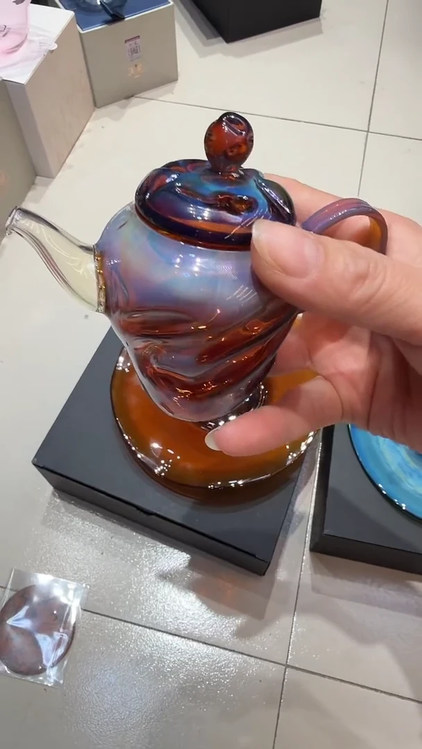 玉见手捏壶琥珀