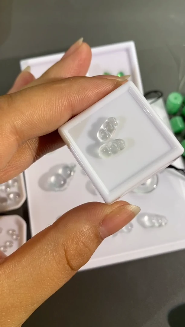 未镶嵌裸石翡翠高冰豆子一对