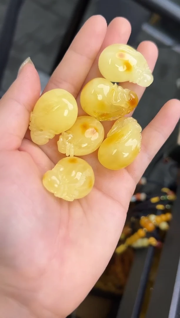 未镶嵌蜜蜡裸石琥珀蜜蜡吊坠多样性发一条