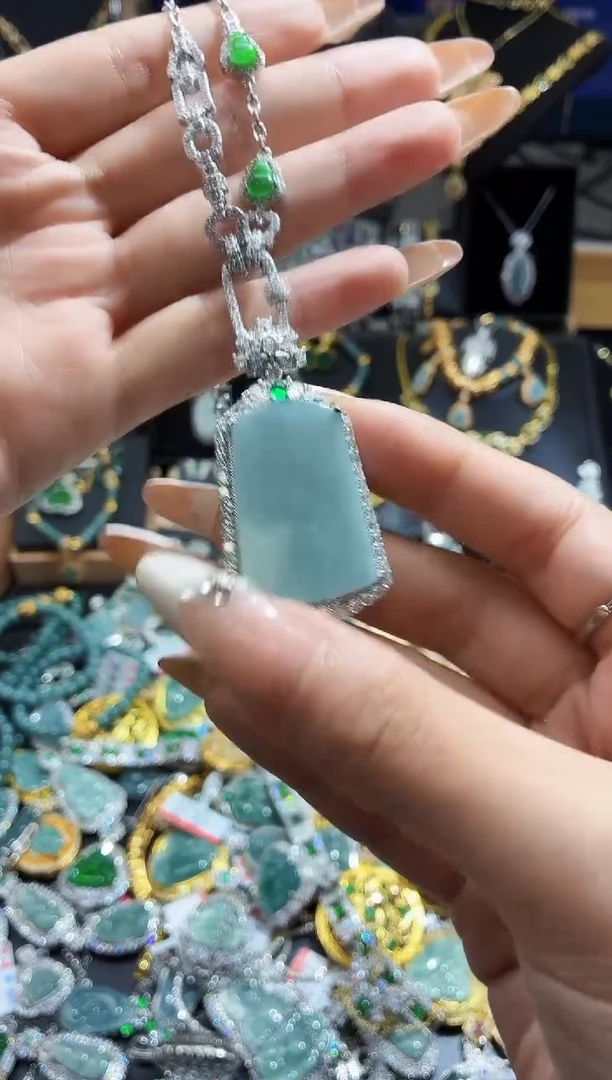 翡翠未镶嵌吊坠(不含链)天然翡翠a货 多样性发其一