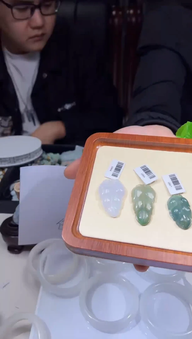 【闪购商品】翡翠颈饰未镶嵌天然翡翠（多样性发）叶子