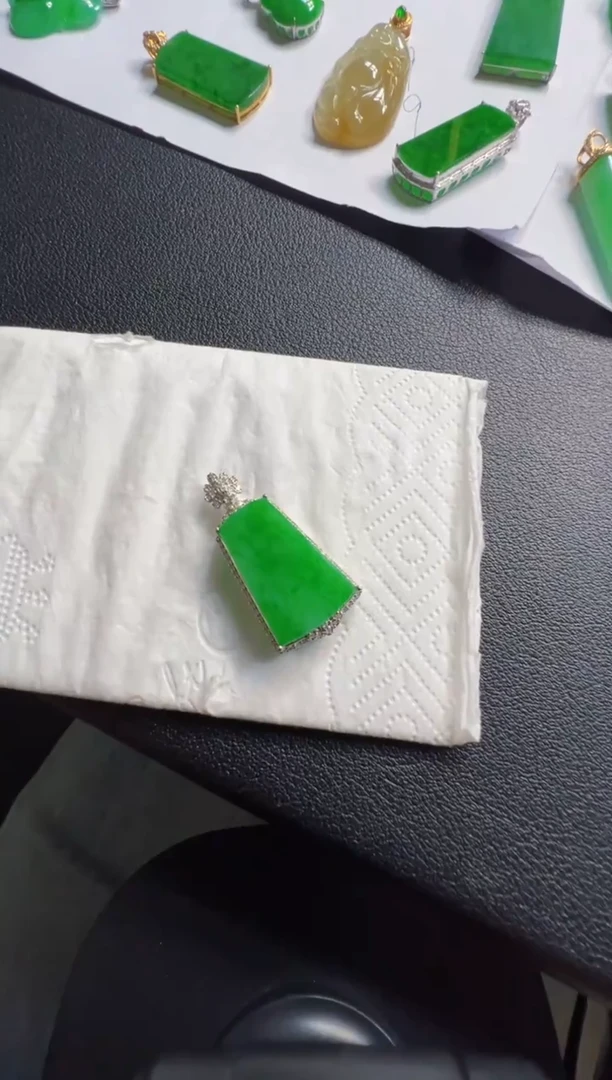 吊坠(不含链)18K金镶嵌翡翠9800