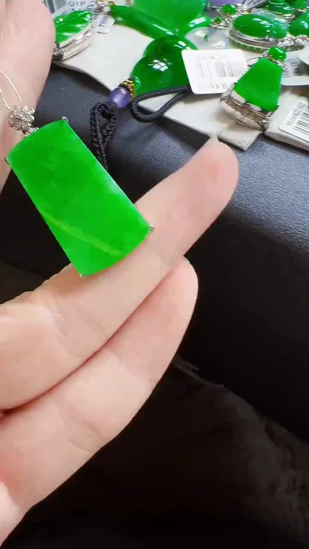 颈饰18K金镶嵌翡翠乐****容无事牌