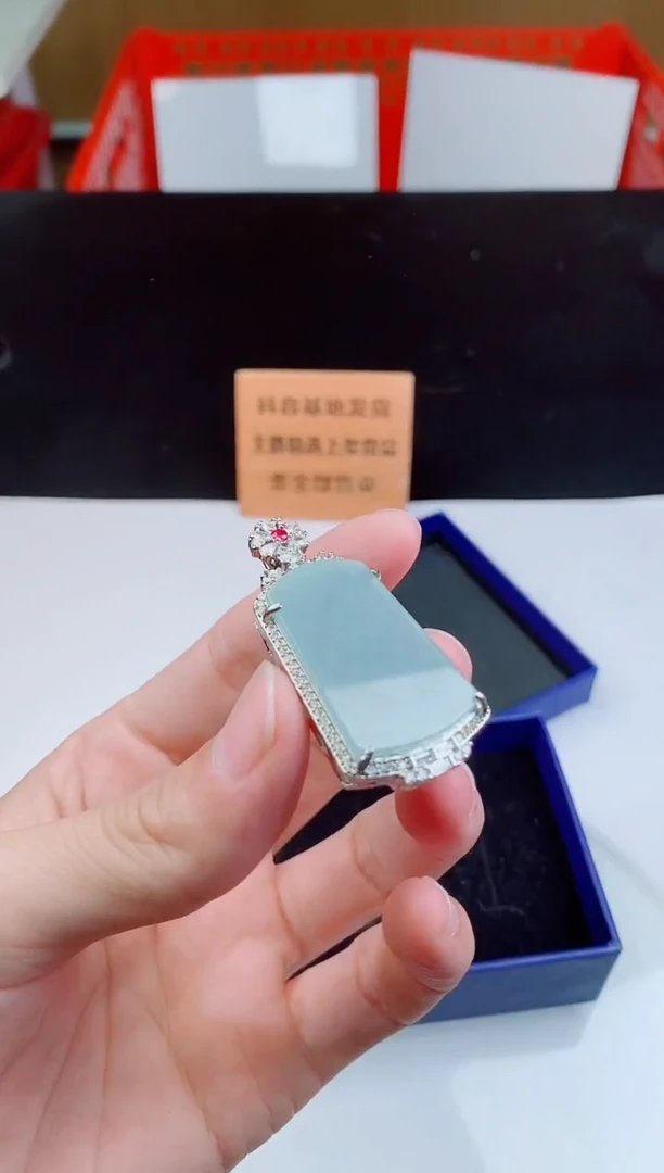 颈饰未镶嵌翡翠   ·