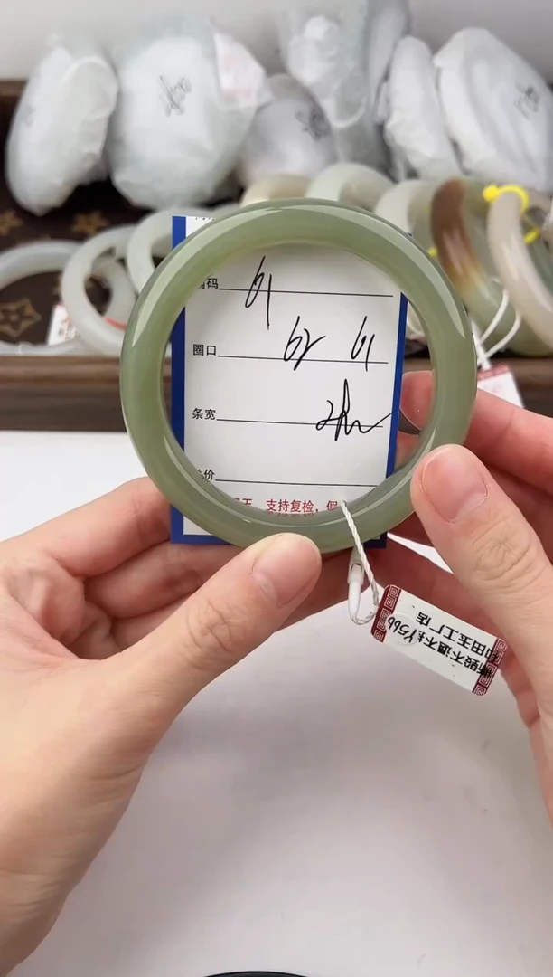 未镶嵌手镯和田玉61颜色微差无瑕疵